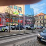 AKTUALIZOVÁNO: Policisté vyšetřují pád ženy ze střechy obchodního domu Dvořák v Táboře