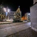Strakonický vánoční strom se naklonil při silném větru