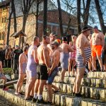 VIDEO: Otužilce ve Strakonicích vítalo na Nový rok jarní počasí