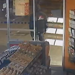 Muž se pokusil vloupat do prodejny v Táboře. Policie pátrá po jeho totožnosti