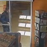 Muž se pokusil vloupat do prodejny v Táboře. Policie pátrá po jeho totožnosti