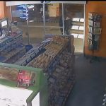Muž se pokusil vloupat do prodejny v Táboře. Policie pátrá po jeho totožnosti
