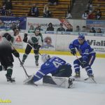 Kohouti dostali ve třetí části od Příbrami čtyři góly. V prodloužení přiletěla na led i termoska