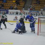 Kohouti dostali ve třetí části od Příbrami čtyři góly. V prodloužení přiletěla na led i termoska