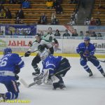 Kohouti dostali ve třetí části od Příbrami čtyři góly. V prodloužení přiletěla na led i termoska