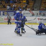 Kohouti dostali ve třetí části od Příbrami čtyři góly. V prodloužení přiletěla na led i termoska