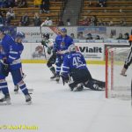 Kohouti dostali ve třetí části od Příbrami čtyři góly. V prodloužení přiletěla na led i termoska