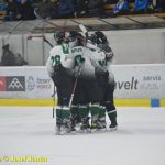 Kohouti dostali ve třetí části od Příbrami čtyři góly. V prodloužení přiletěla na led i termoska