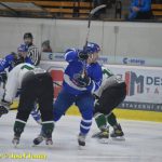 Kohouti dostali ve třetí části od Příbrami čtyři góly. V prodloužení přiletěla na led i termoska