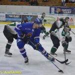 Kohouti dostali ve třetí části od Příbrami čtyři góly. V prodloužení přiletěla na led i termoska