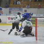 Kohouti dostali ve třetí části od Příbrami čtyři góly. V prodloužení přiletěla na led i termoska