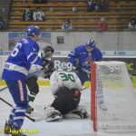 Kohouti dostali ve třetí části od Příbrami čtyři góly. V prodloužení přiletěla na led i termoska