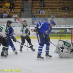 Kohouti dostali ve třetí části od Příbrami čtyři góly. V prodloužení přiletěla na led i termoska