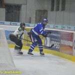 Kohouti dostali ve třetí části od Příbrami čtyři góly. V prodloužení přiletěla na led i termoska