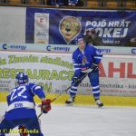 Kohouti dostali ve třetí části od Příbrami čtyři góly. V prodloužení přiletěla na led i termoska