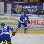 Kohouti dostali ve třetí části od Příbrami čtyři góly. V prodloužení přiletěla na led i termoska