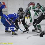 Kohouti dostali ve třetí části od Příbrami čtyři góly. V prodloužení přiletěla na led i termoska