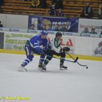 Kohouti dostali ve třetí části od Příbrami čtyři góly. V prodloužení přiletěla na led i termoska