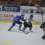 Kohouti dostali ve třetí části od Příbrami čtyři góly. V prodloužení přiletěla na led i termoska