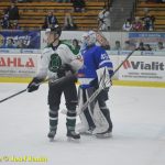 Kohouti dostali ve třetí části od Příbrami čtyři góly. V prodloužení přiletěla na led i termoska