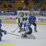 Kohouti dostali ve třetí části od Příbrami čtyři góly. V prodloužení přiletěla na led i termoska