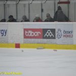 Kohouti dostali ve třetí části od Příbrami čtyři góly. V prodloužení přiletěla na led i termoska