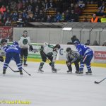 Kohouti dostali ve třetí části od Příbrami čtyři góly. V prodloužení přiletěla na led i termoska