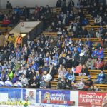 Kohouti dostali ve třetí části od Příbrami čtyři góly. V prodloužení přiletěla na led i termoska