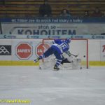 Kohouti dostali ve třetí části od Příbrami čtyři góly. V prodloužení přiletěla na led i termoska