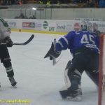 Kohouti dostali ve třetí části od Příbrami čtyři góly. V prodloužení přiletěla na led i termoska