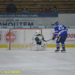 Kohouti dostali ve třetí části od Příbrami čtyři góly. V prodloužení přiletěla na led i termoska