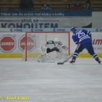 Kohouti dostali ve třetí části od Příbrami čtyři góly. V prodloužení přiletěla na led i termoska