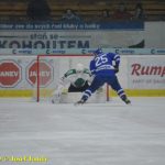 Kohouti dostali ve třetí části od Příbrami čtyři góly. V prodloužení přiletěla na led i termoska