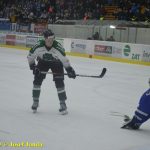 Kohouti dostali ve třetí části od Příbrami čtyři góly. V prodloužení přiletěla na led i termoska