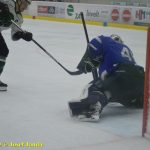 Kohouti dostali ve třetí části od Příbrami čtyři góly. V prodloužení přiletěla na led i termoska