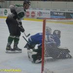 Kohouti dostali ve třetí části od Příbrami čtyři góly. V prodloužení přiletěla na led i termoska