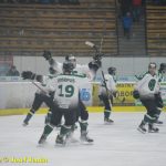 Kohouti dostali ve třetí části od Příbrami čtyři góly. V prodloužení přiletěla na led i termoska