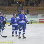 Kohouti dostali ve třetí části od Příbrami čtyři góly. V prodloužení přiletěla na led i termoska