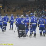 Kohouti dostali ve třetí části od Příbrami čtyři góly. V prodloužení přiletěla na led i termoska