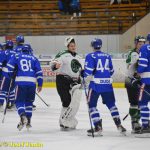 Kohouti dostali ve třetí části od Příbrami čtyři góly. V prodloužení přiletěla na led i termoska