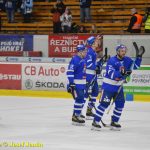 Kohouti dostali ve třetí části od Příbrami čtyři góly. V prodloužení přiletěla na led i termoska