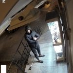 VIDEO: Zloději vykradli výlohy obchodu. Při činu je natočila kamera