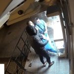 VIDEO: Zloději vykradli výlohy obchodu. Při činu je natočila kamera