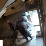 VIDEO: Zloději vykradli výlohy obchodu. Při činu je natočila kamera