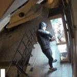 VIDEO: Zloději vykradli výlohy obchodu. Při činu je natočila kamera