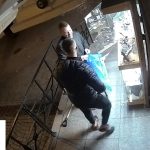 VIDEO: Zloději vykradli výlohy obchodu. Při činu je natočila kamera