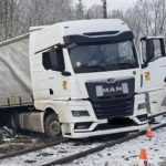 Čtyři zranění po střetu kamionu s vlakem u Čimelic. Řidiče do nemocnice transportoval vrtulník