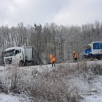 Čtyři zranění po střetu kamionu s vlakem u Čimelic. Řidiče do nemocnice transportoval vrtulník
