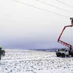 VIDEO: Ve Studené instalují optické kabely unikátní metodou. Ovíjí je kolem drátů s vysokým napětím
