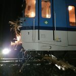 Nedaleko Oslova vykolejil vlak. Narazil do stromu, který vyvrátil silný vítr